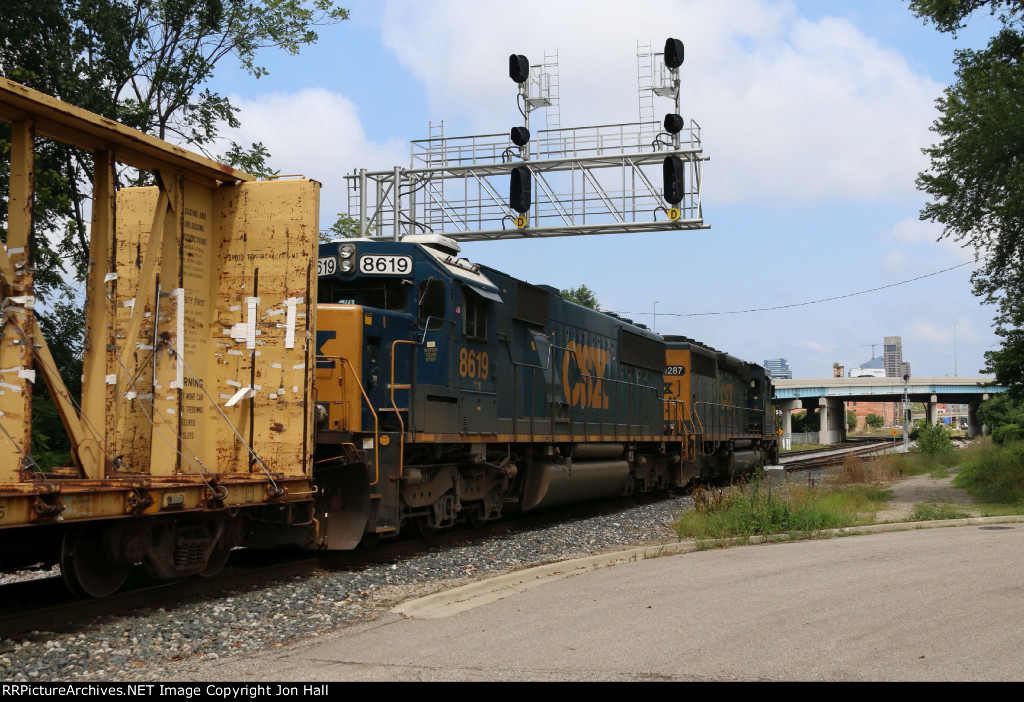 D705 rolls west under the signals as it enters Sunnyside
